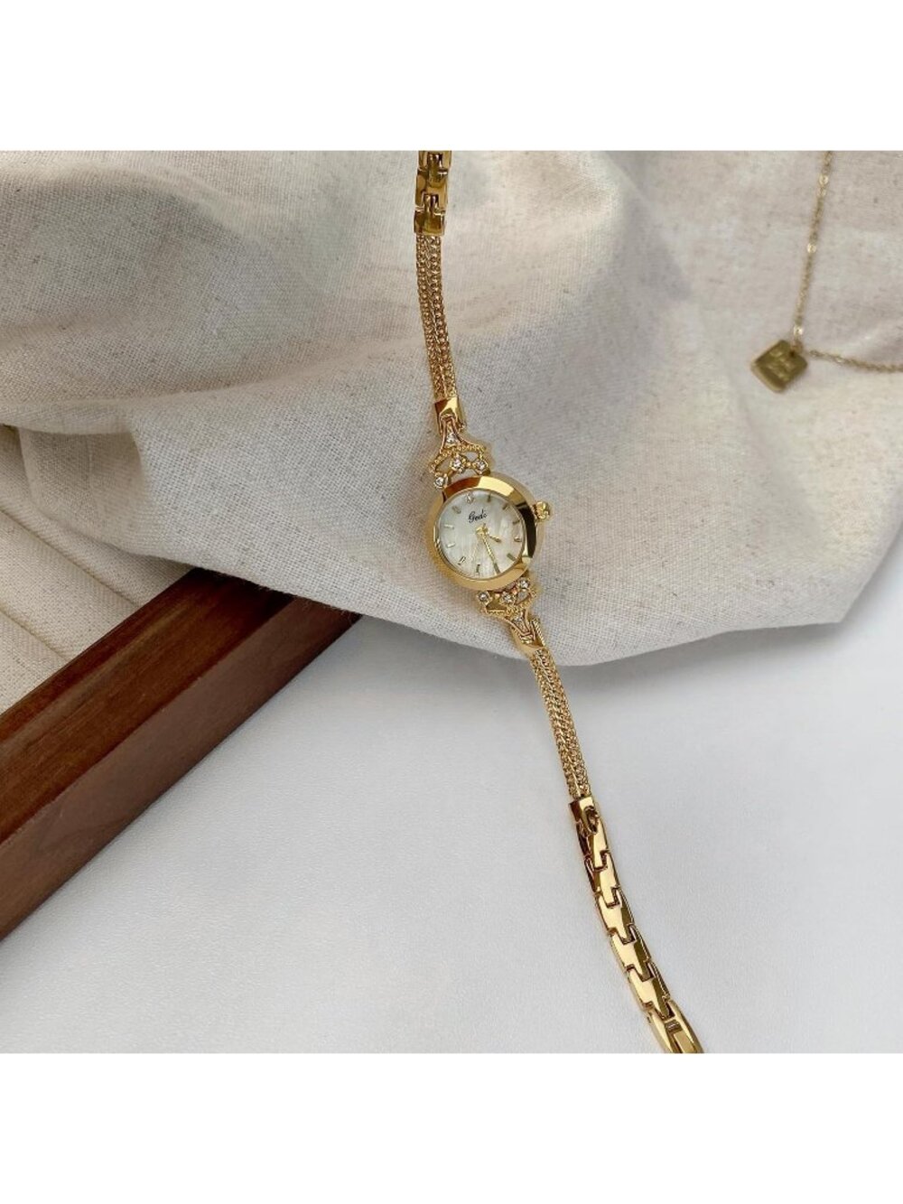 Women's Gold Elegant Steel Mesh Strap Luxury Rhinestone Pearl Dial Quartz Watch - Picture 2 of 6